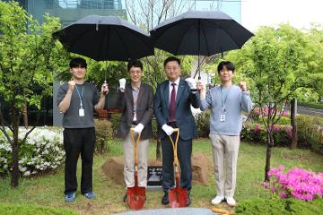 KERIS 창립 26주년 기념 노사 화합의 나무 식수 